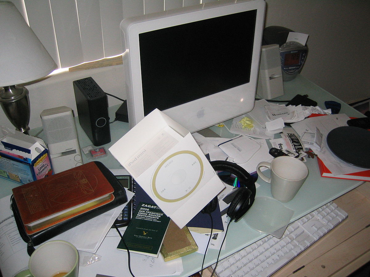 /img/Desk_mess.jpg